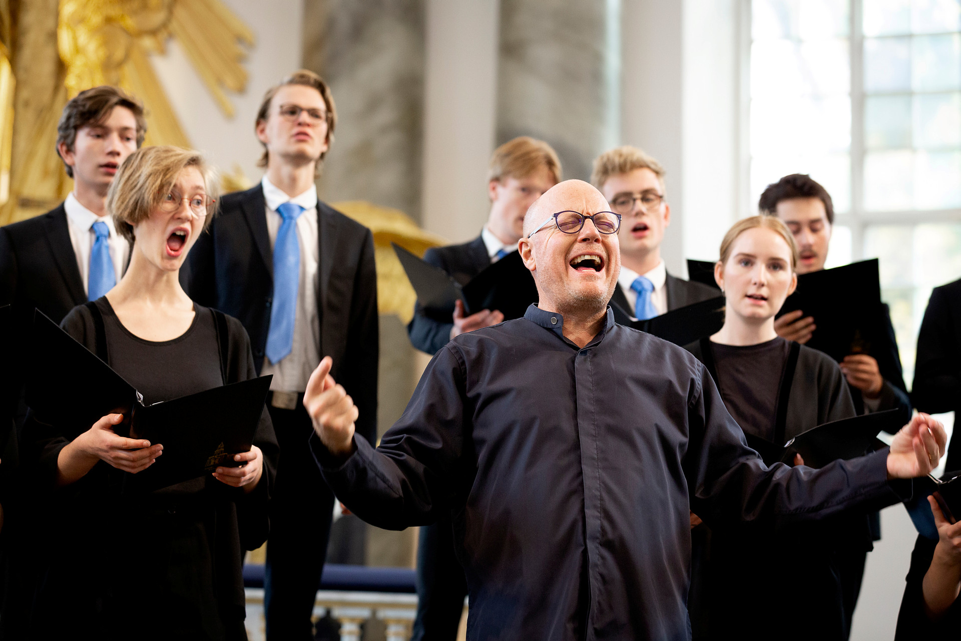 Körsångare som sjunger ut