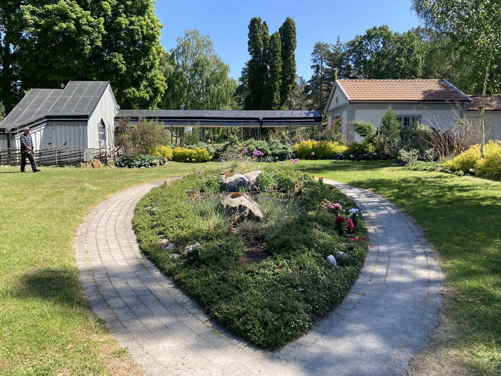 Vaxholms kyrkogård med askgravplats formad som en fisk.