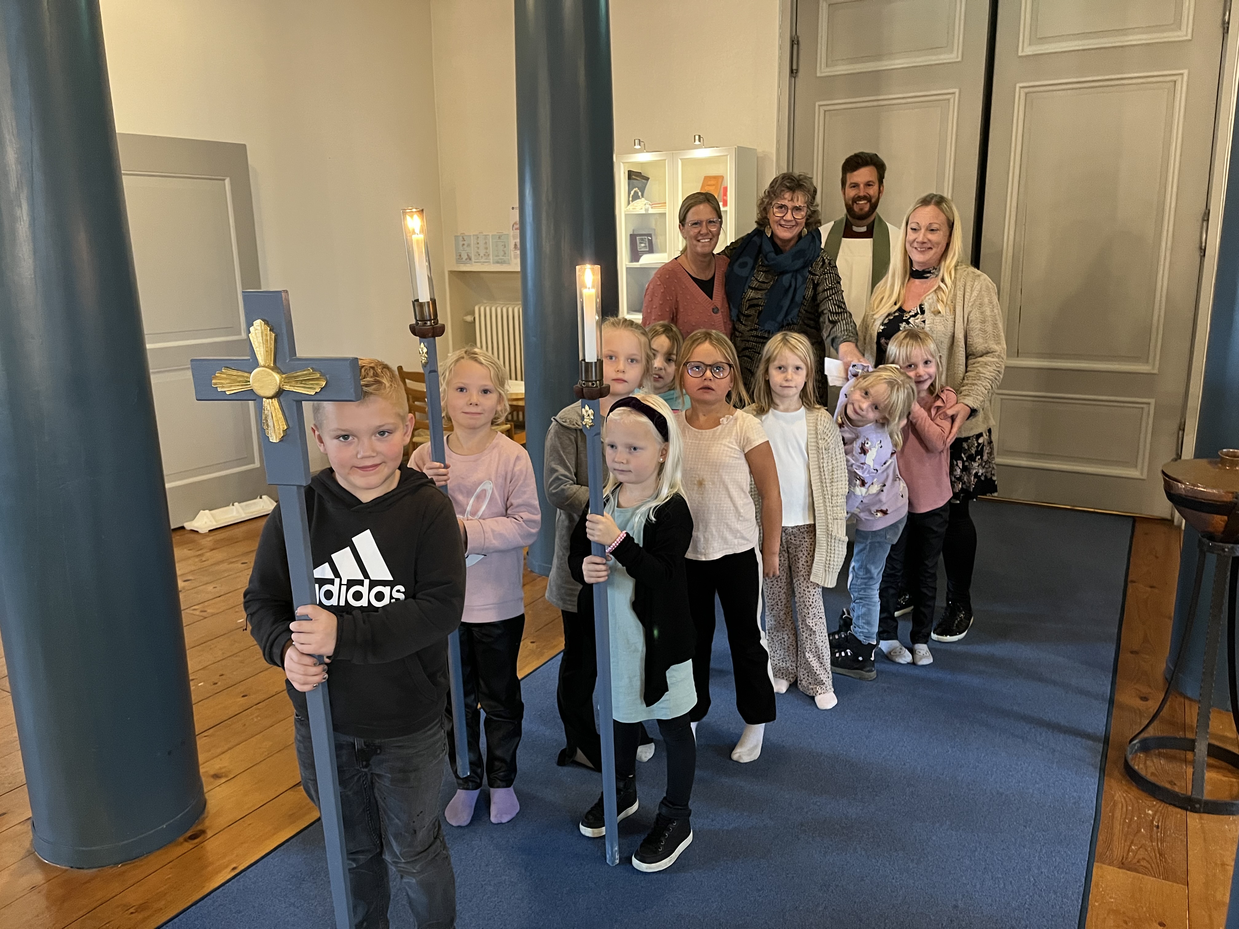 Procession in i Skatelövs kyrka med Mini-miniorerna