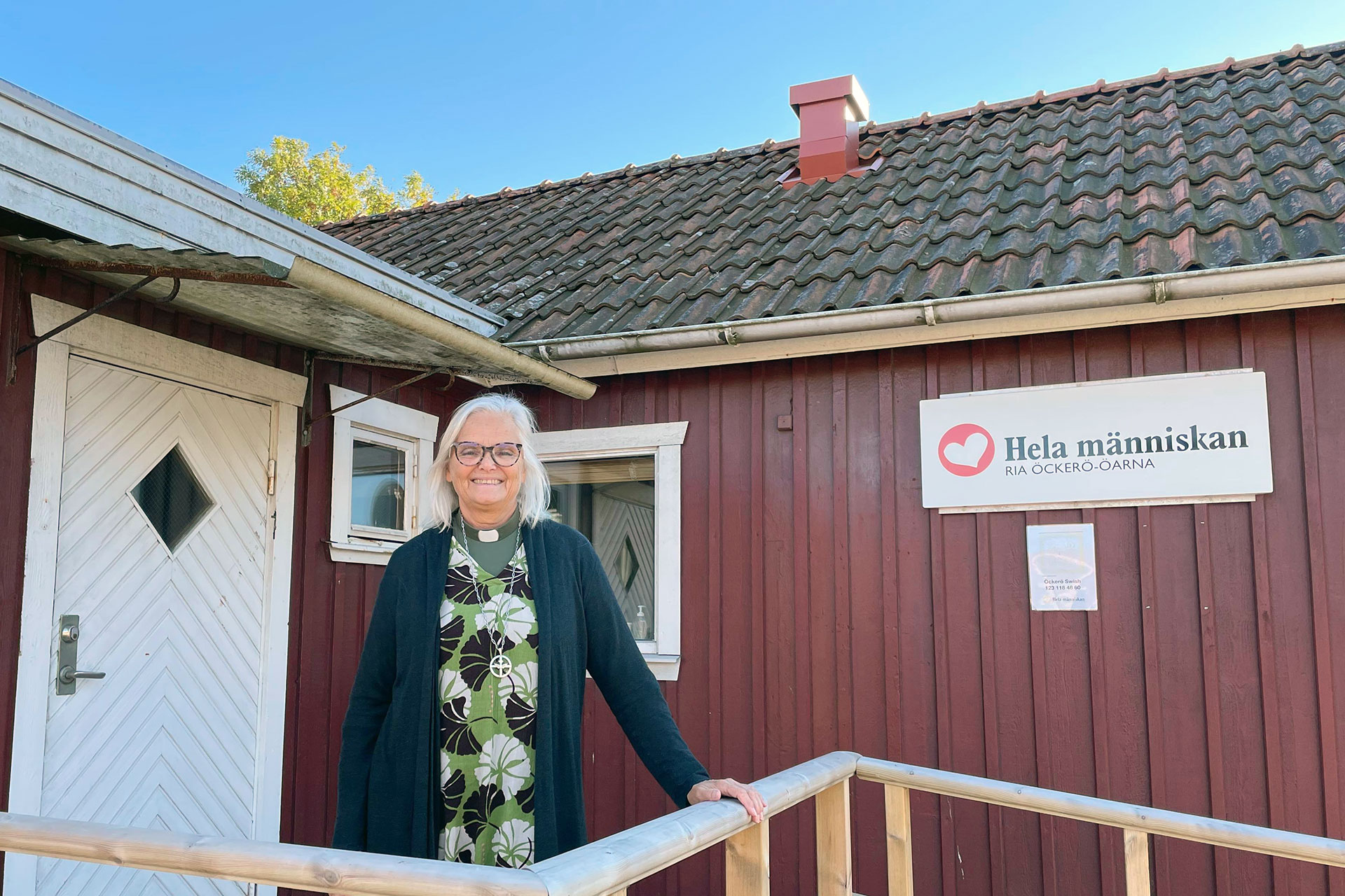 Britt-Marie Bäckström utanför Roses li på Öckerö