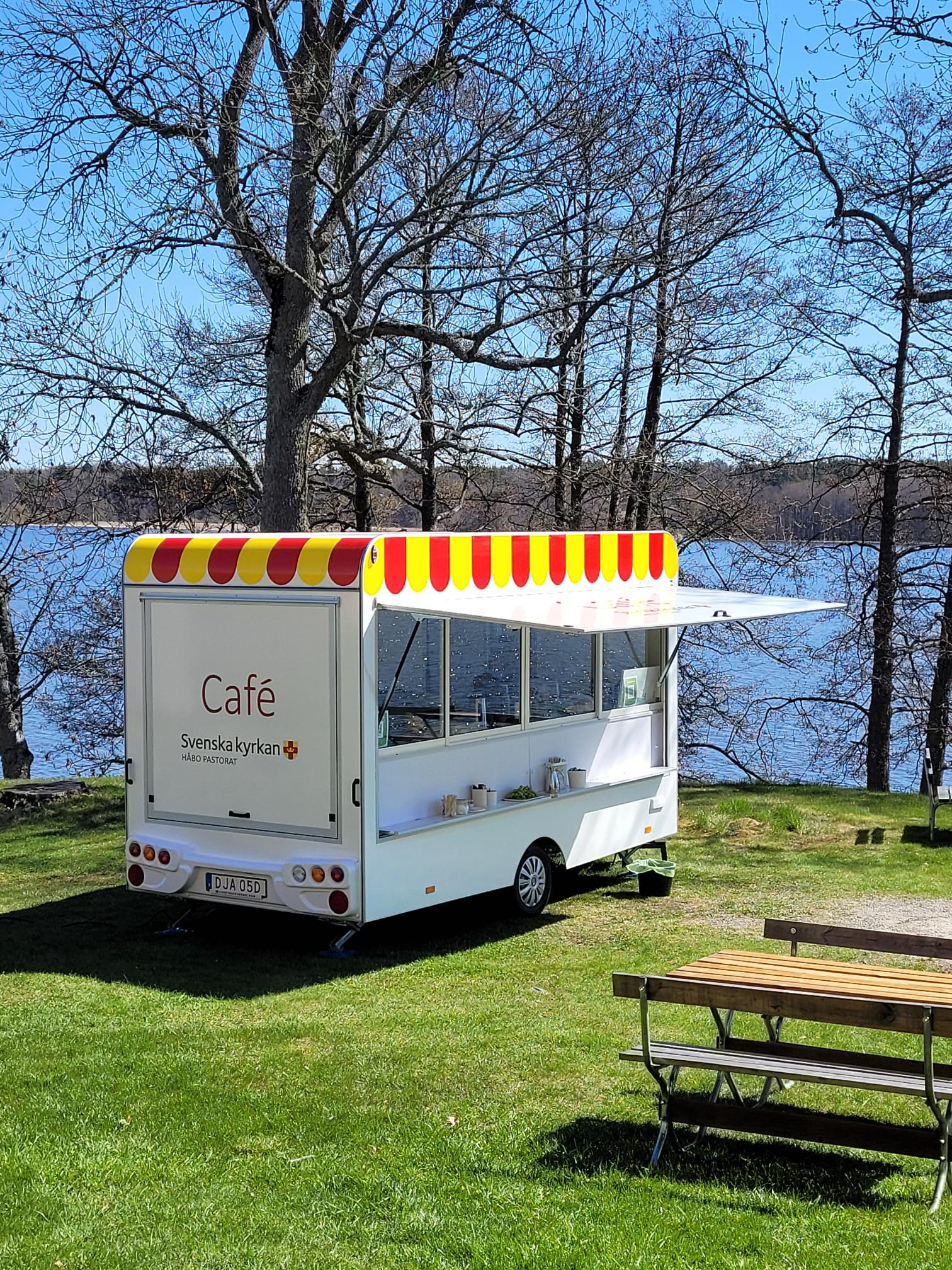 Café-vagnen har parkerat vid vattnet.