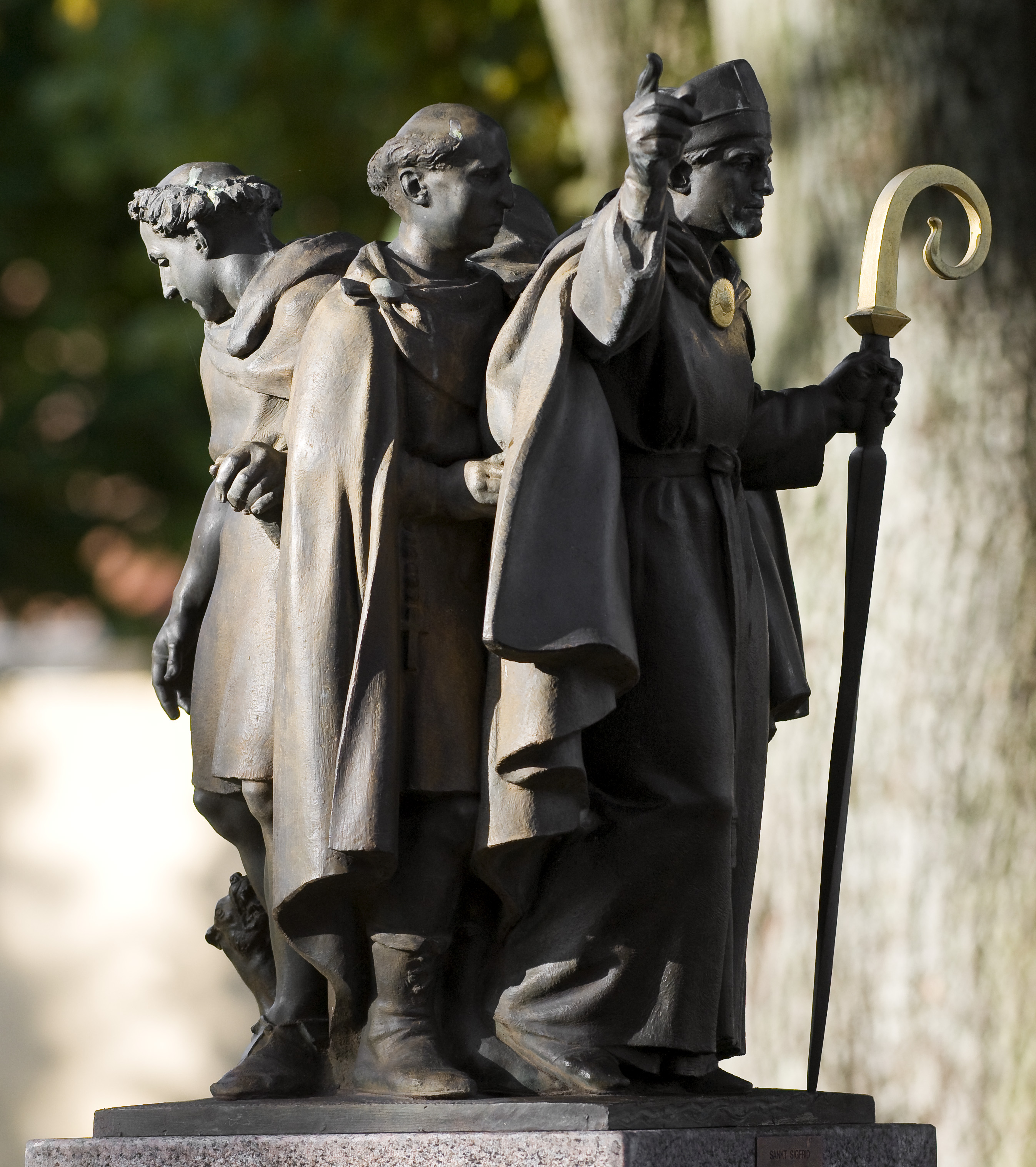 Staty av Sigfrid och hans systersöner utanför Växjö domkyrka