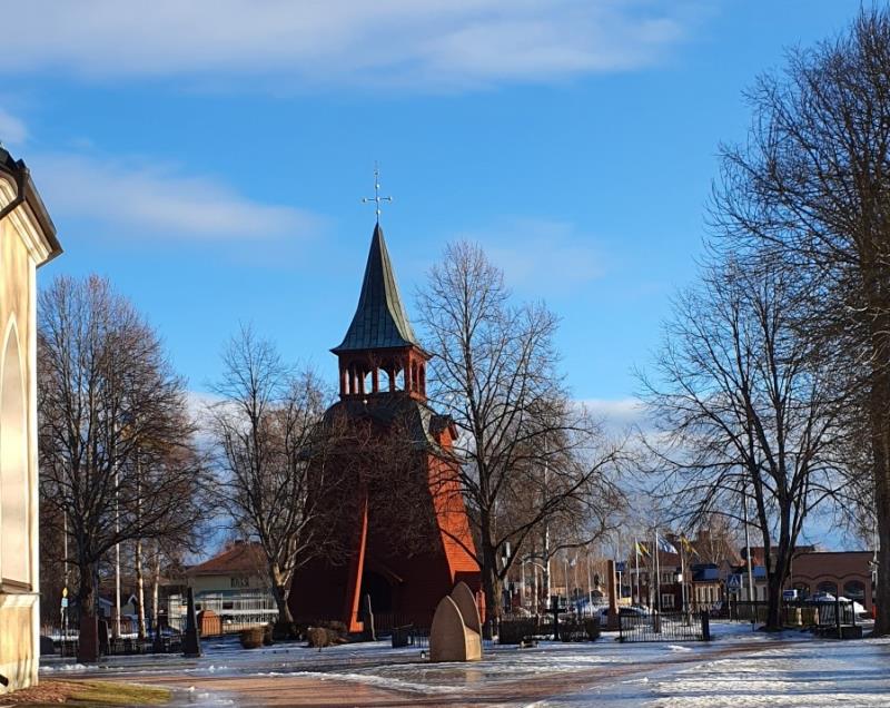 klockstapel i Mora. Anders Zorns gravmonument syns hitom mitt i bilden. Vasaloppsmålet byggs upp till höger om klockstapeln