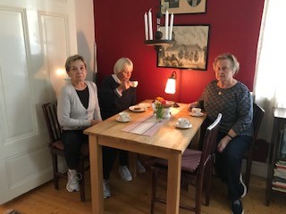 Tre damer fikar på Sollerö prästgårdscafé 