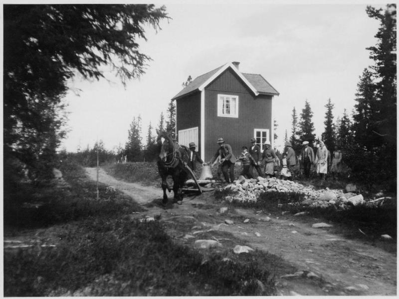 Kyrkklockan transporteras på släde från skolan mot nya begravningsplatsen.