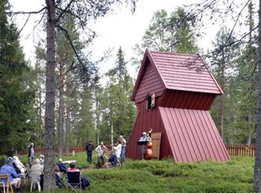 Ulvsjö klocktorn, lingonris, folksamling, musikanter