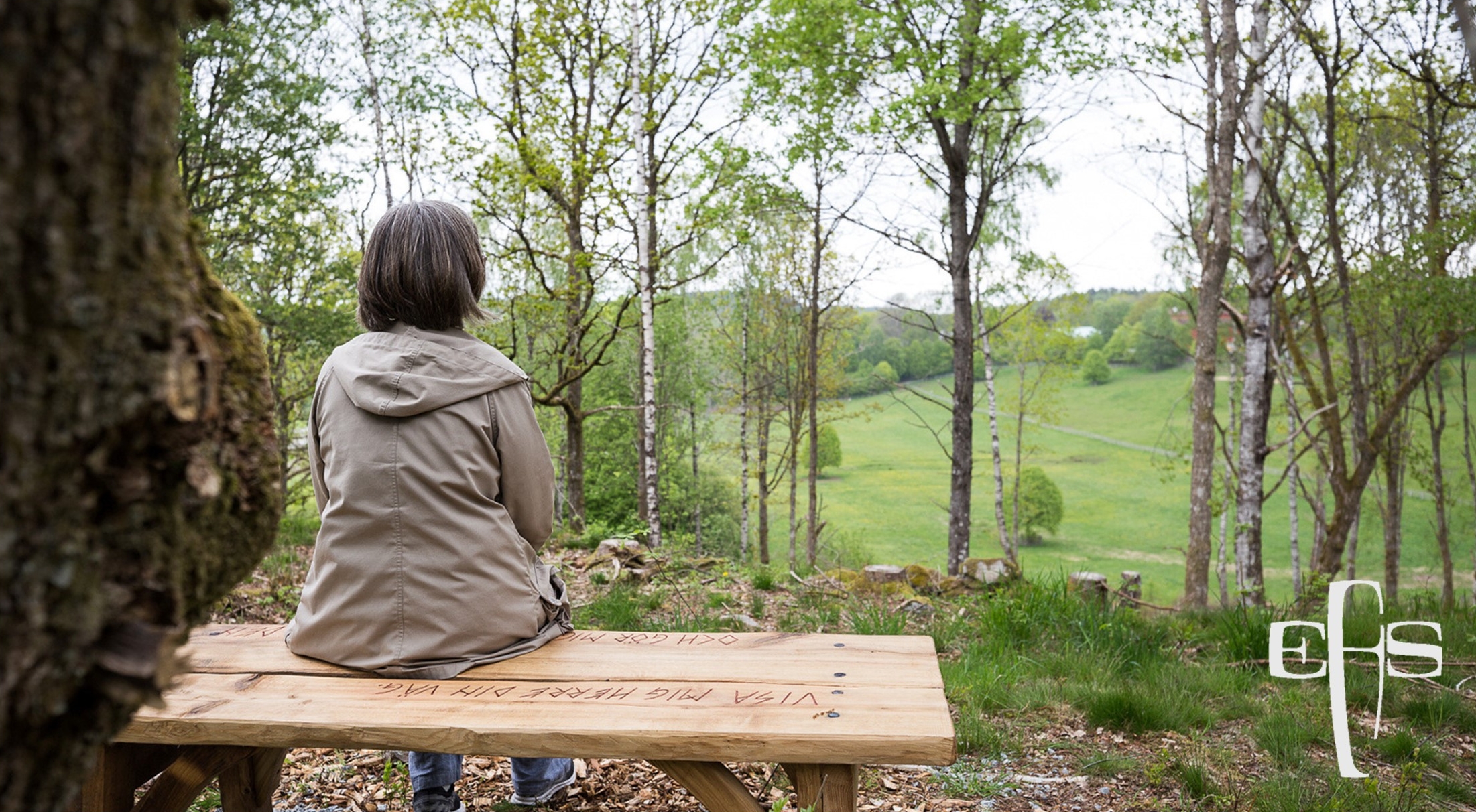 Person sitter på en bänk