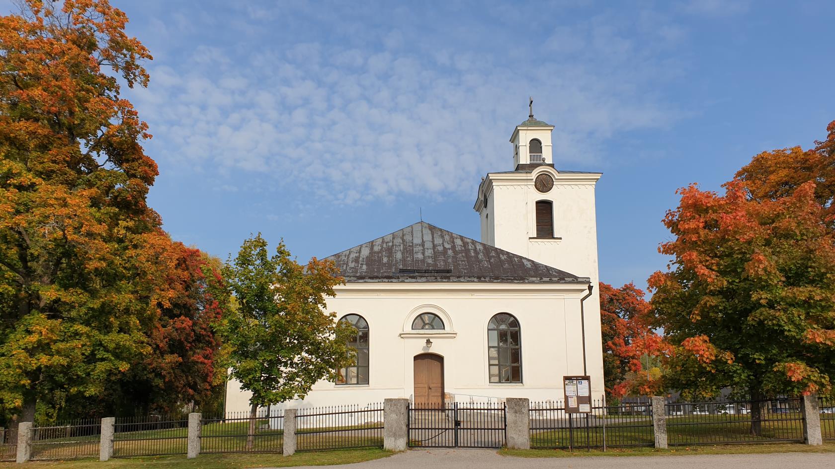 Kyrkan i höstens färgen