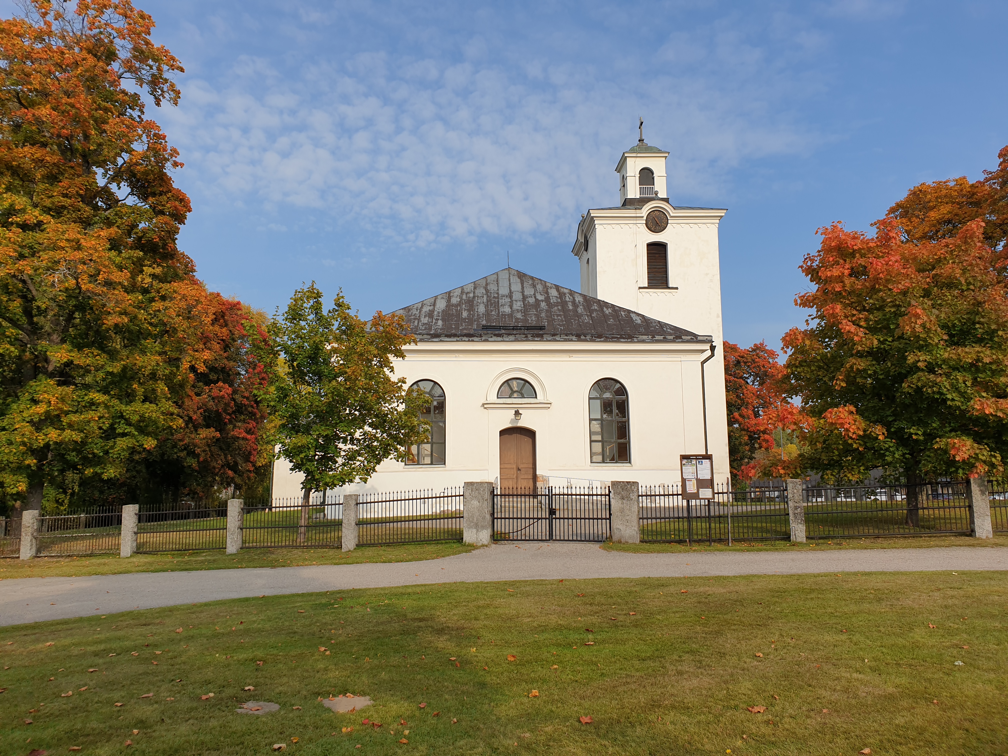 Kyrkan i höstens färgen