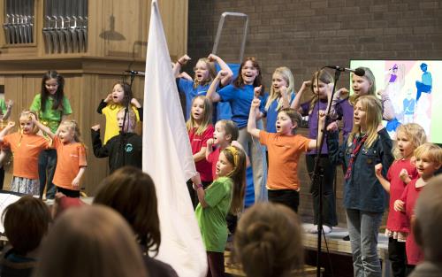 barn som sjunger i en kyrka