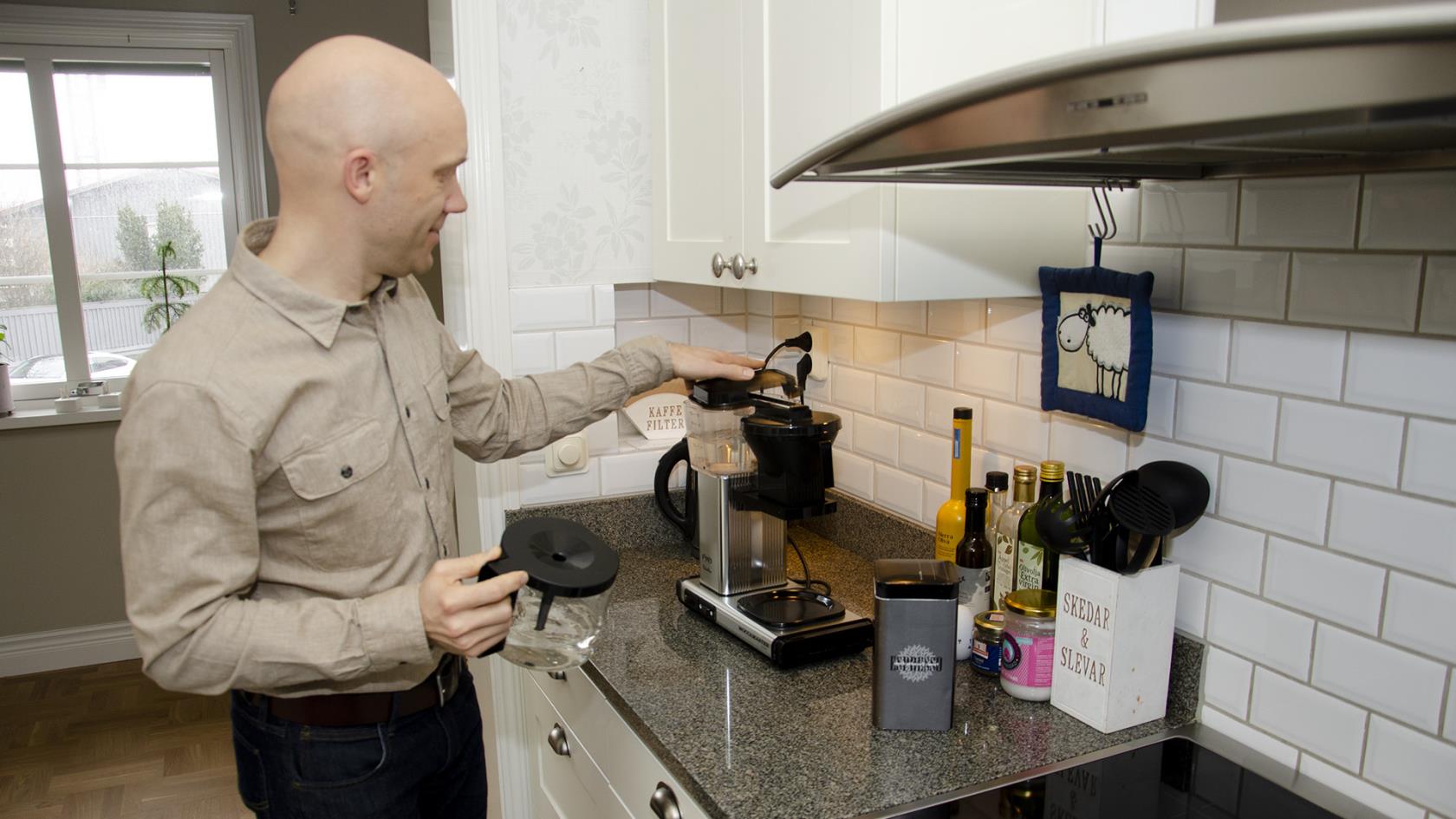 En man som förbereder kaffebryggaren. 