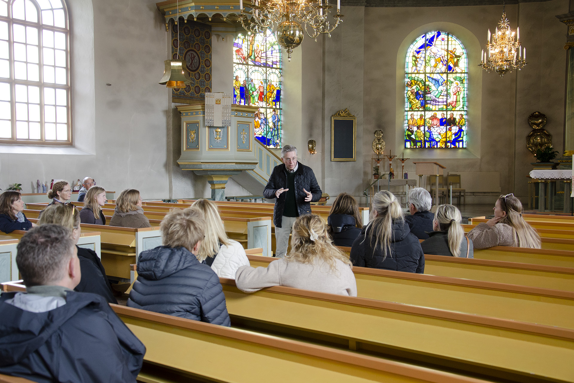 Peter Börjesson står i Varbergs kyrka och berättar
