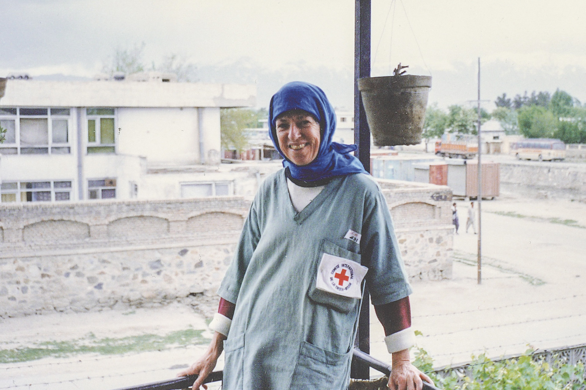 En kvinnlig sjuksköterska på en balkong i Kabul