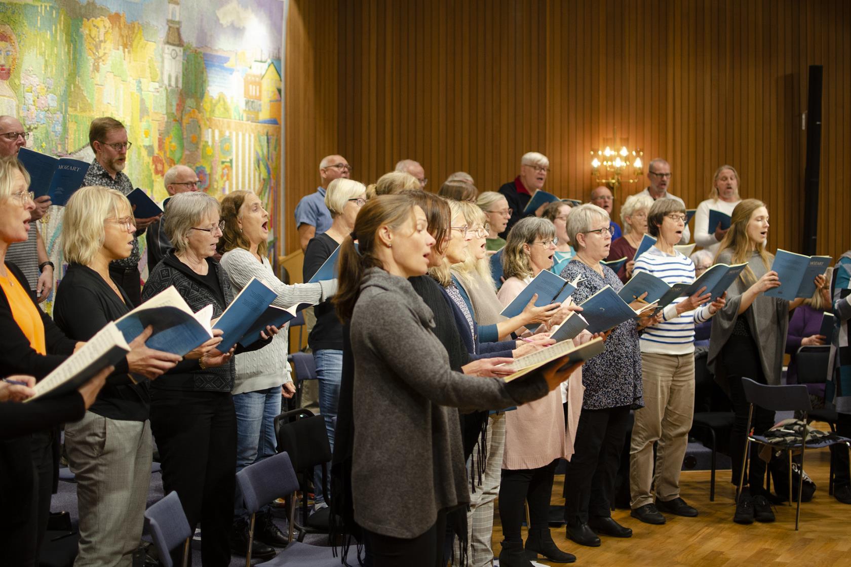 Körsångare som står och sjunger