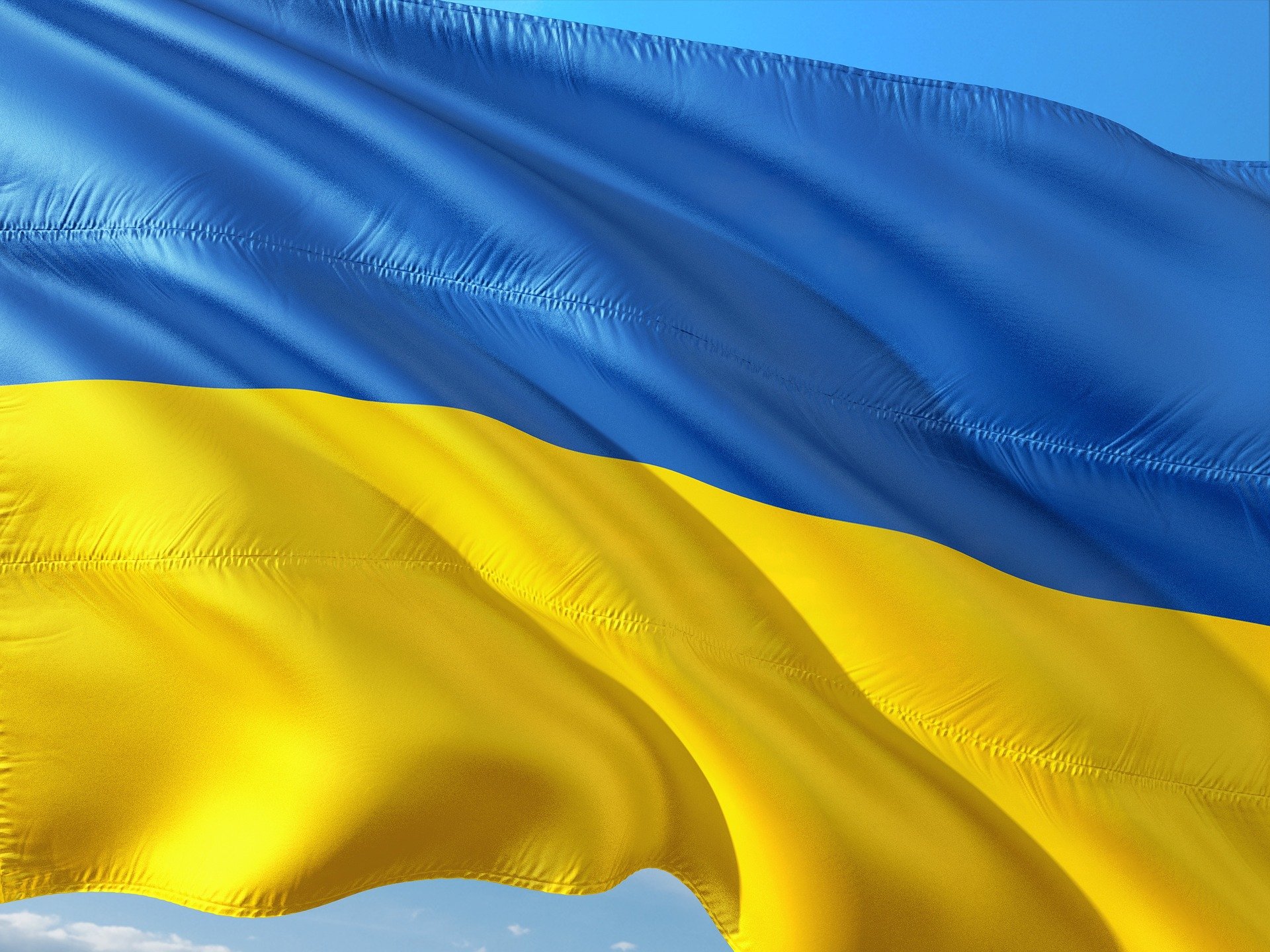 Ukrainas flagga vajar i vinden.