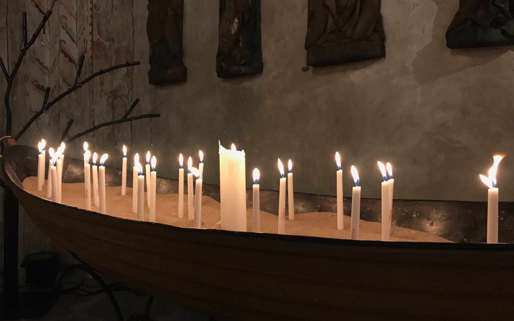 Tända ljus i ljusbåten i Glanshammars kyrka