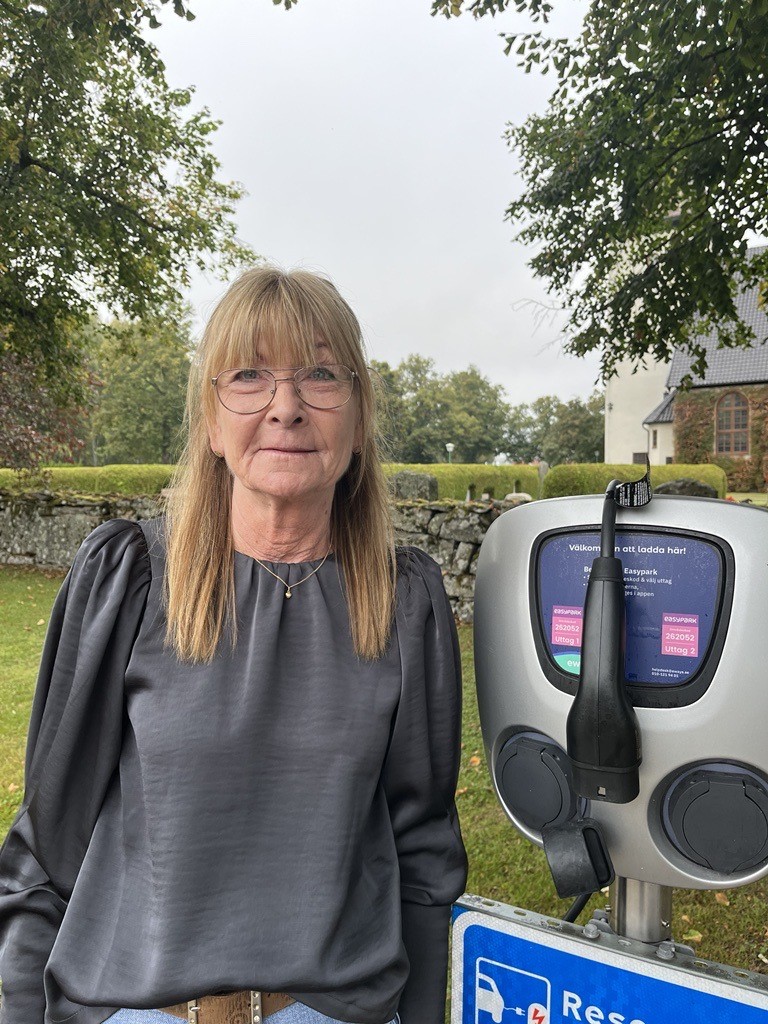 Birgitta Hyttring-Lundqvist är glad att församlingen är i mål med installationen av laddstolpar vid alla kyrkogårdar. 