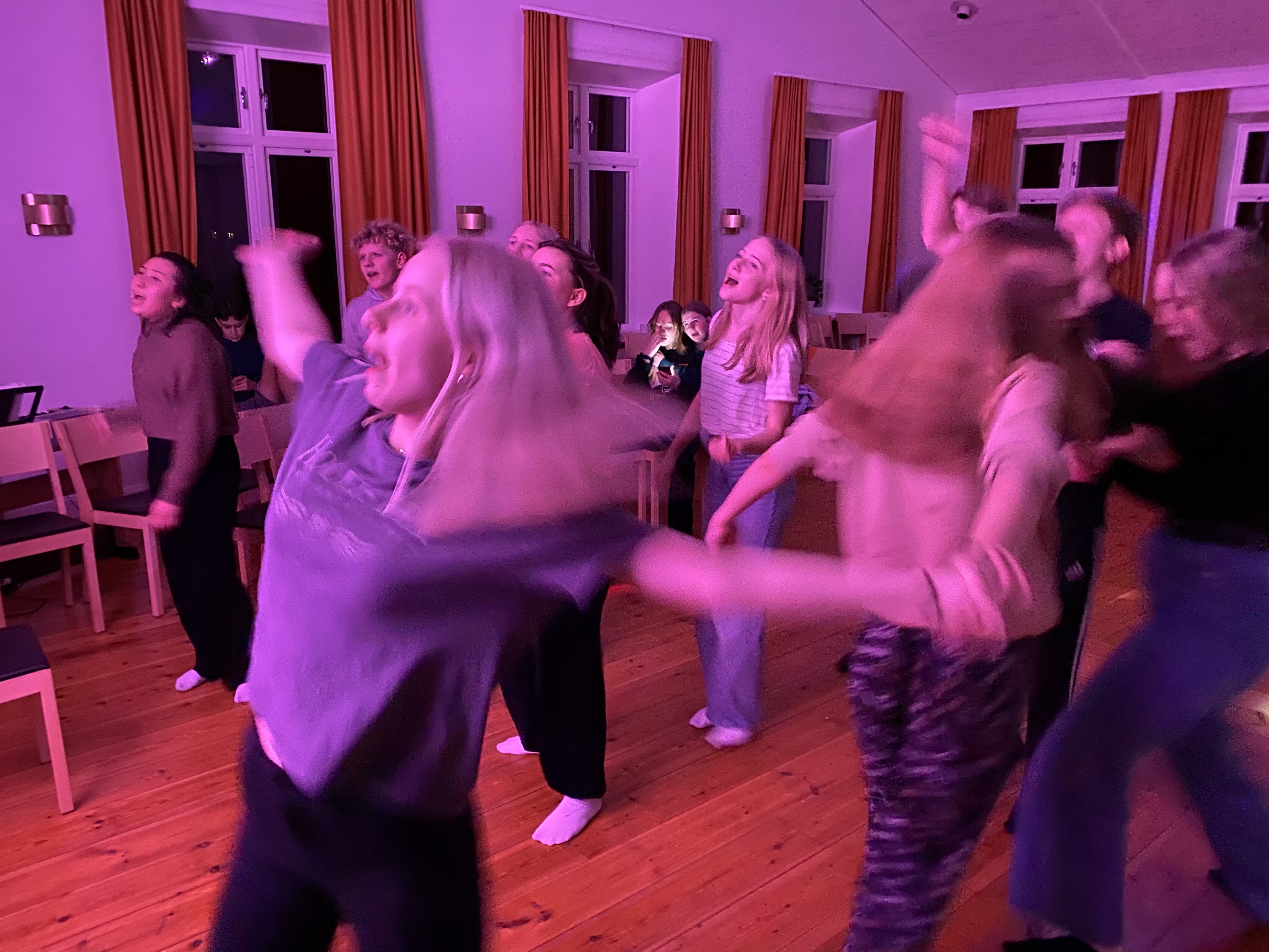 Glada ungdomar som dansar i discoljus