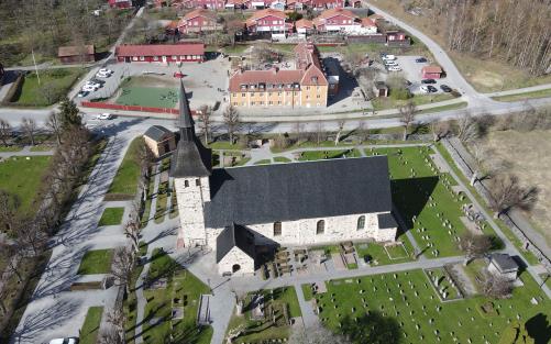 Flygbild som visar Botkyrka kyrka