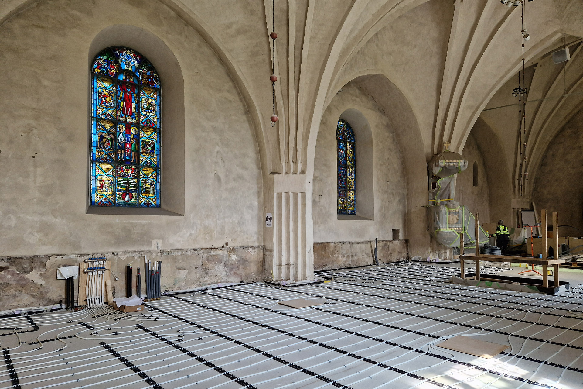 Golvvärmeslingor installeras i Botkyrka kyrka