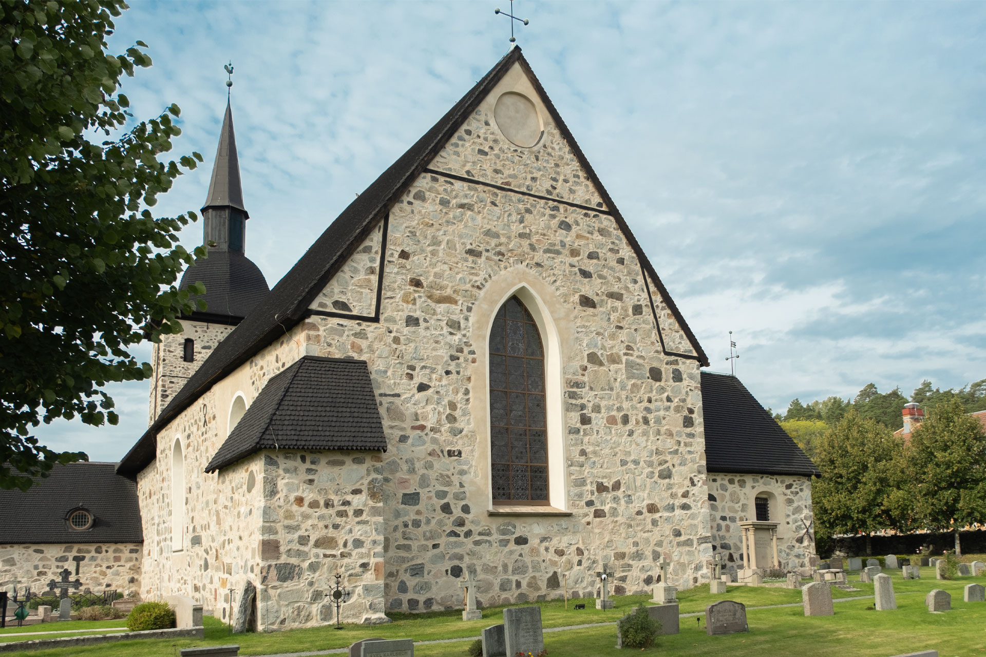 Botkyrka kyrkas korfönster fotograferat utifrån