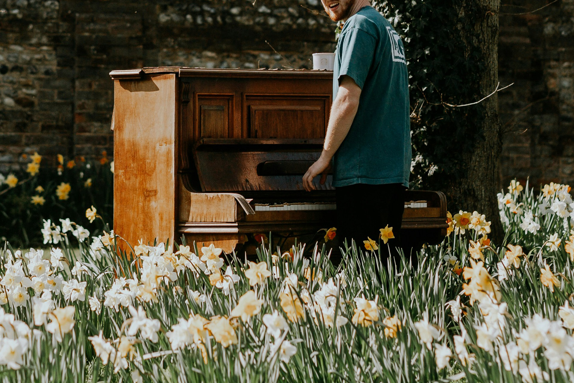 Piano utomhus bland blommor