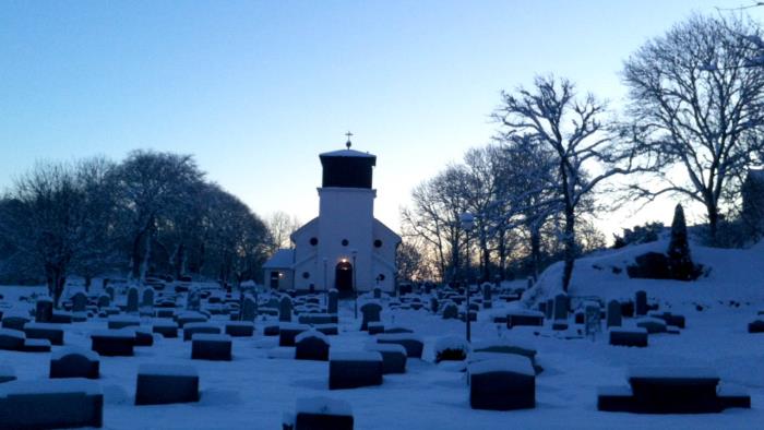 Klövedals kyrka i snötäcke