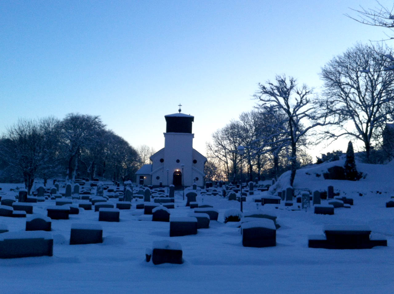 Klövedals kyrka i snötäcke