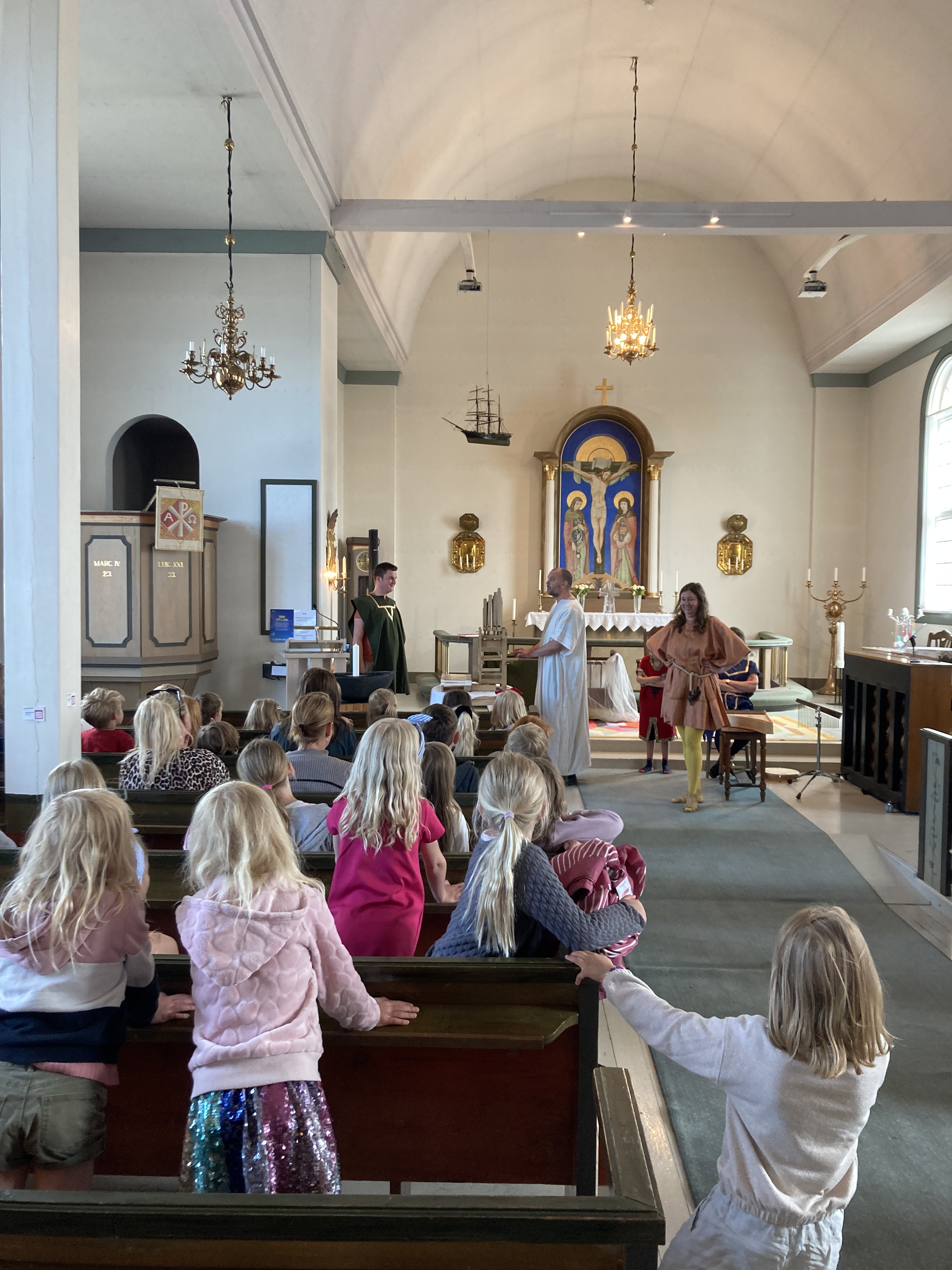 Bänkarna i Skärhamns kyrka är fulla av barn som ser på en musikföreställning