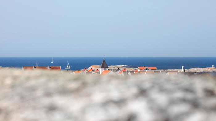 Utsikt över Klädesholmen med havet i bakgrunden.