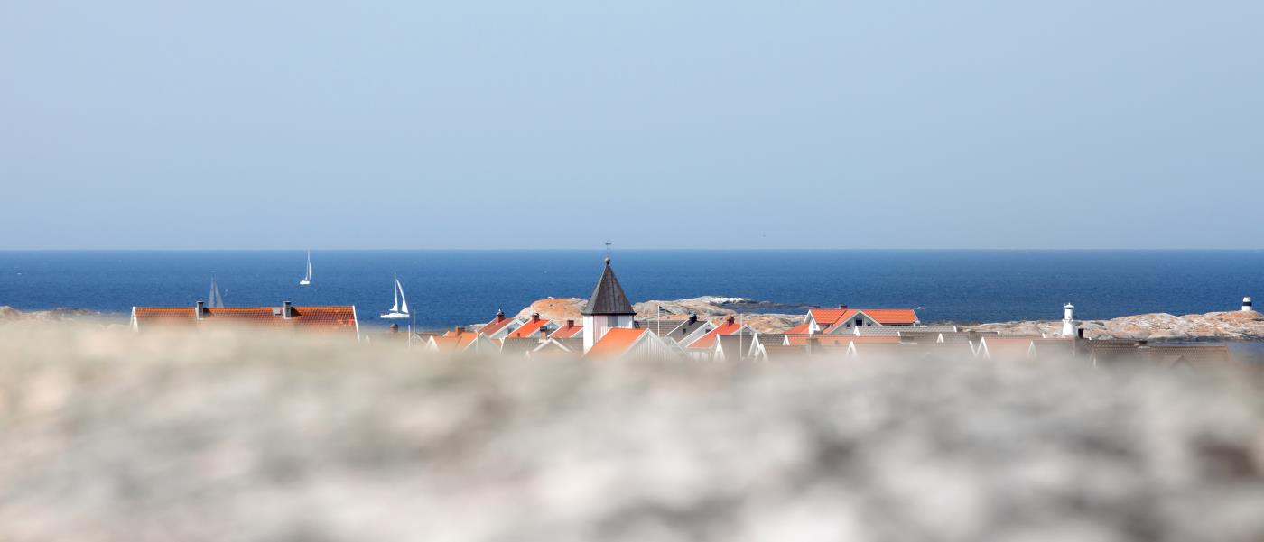 Utsikt över Klädesholmen med havet i bakgrunden.