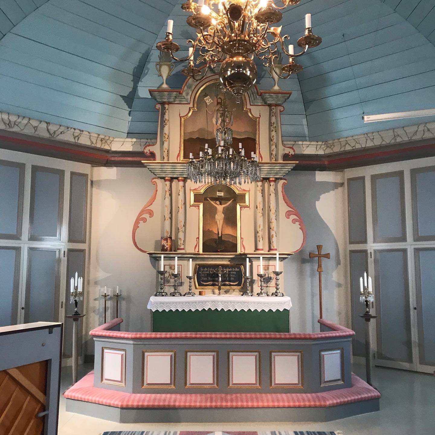 Altaret i Klädesholmens kyrkan
