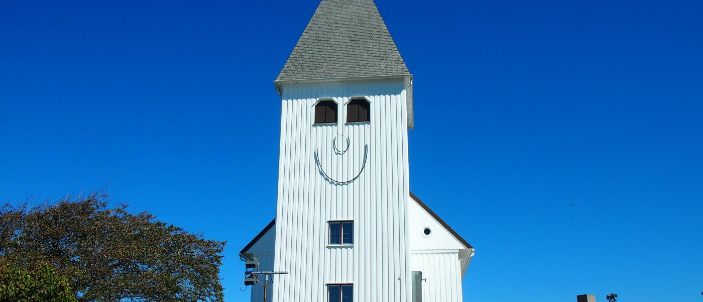 Skärhamns kyrka med leendet