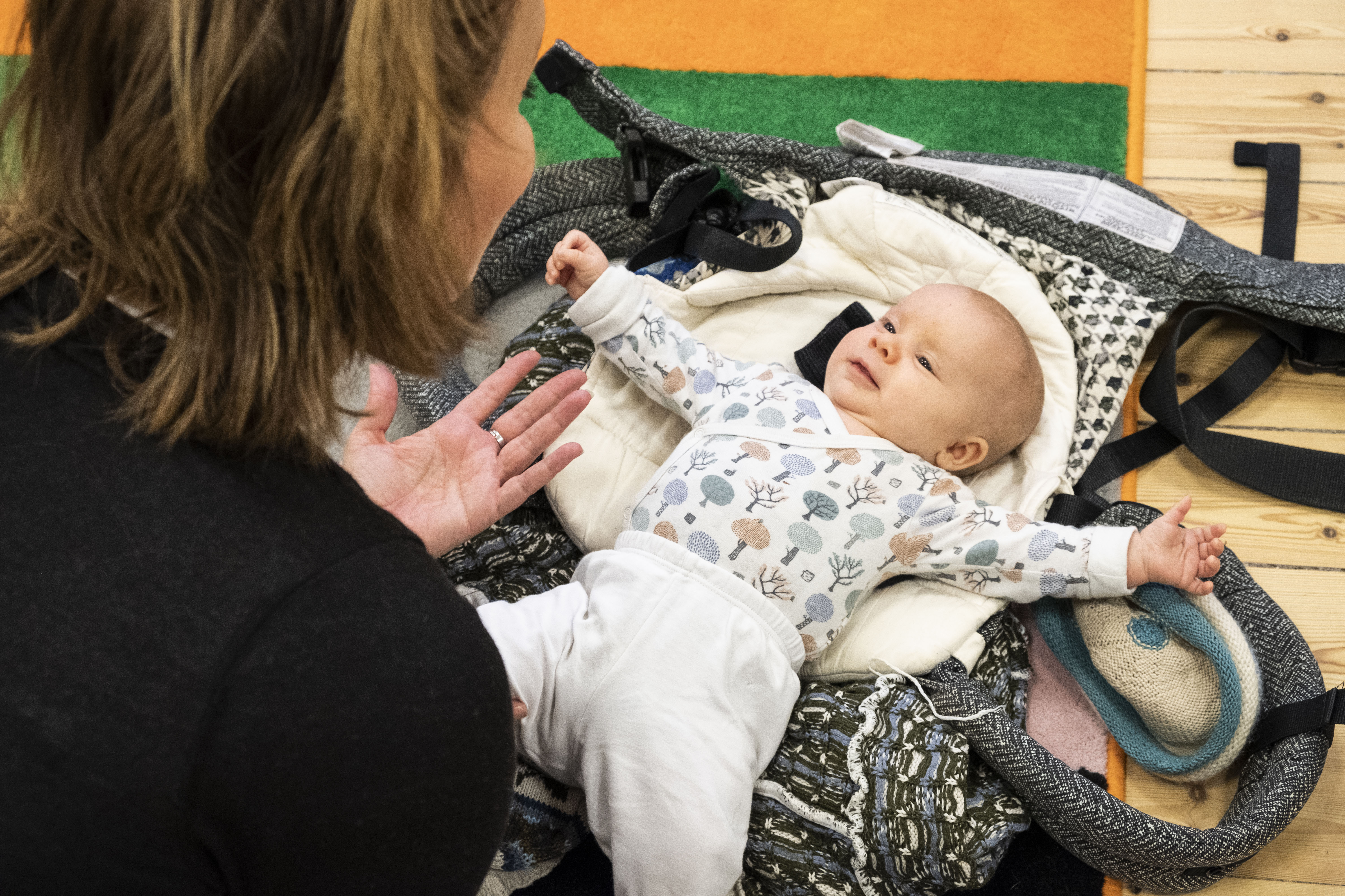 Baby med förälder