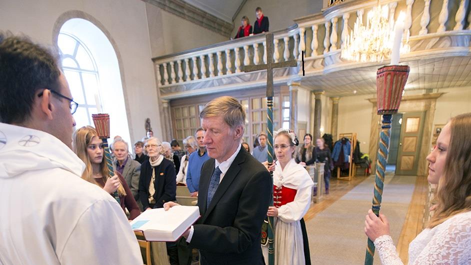 Evangeliet om hur Jesus gör entré läses mitt i församlingen. 