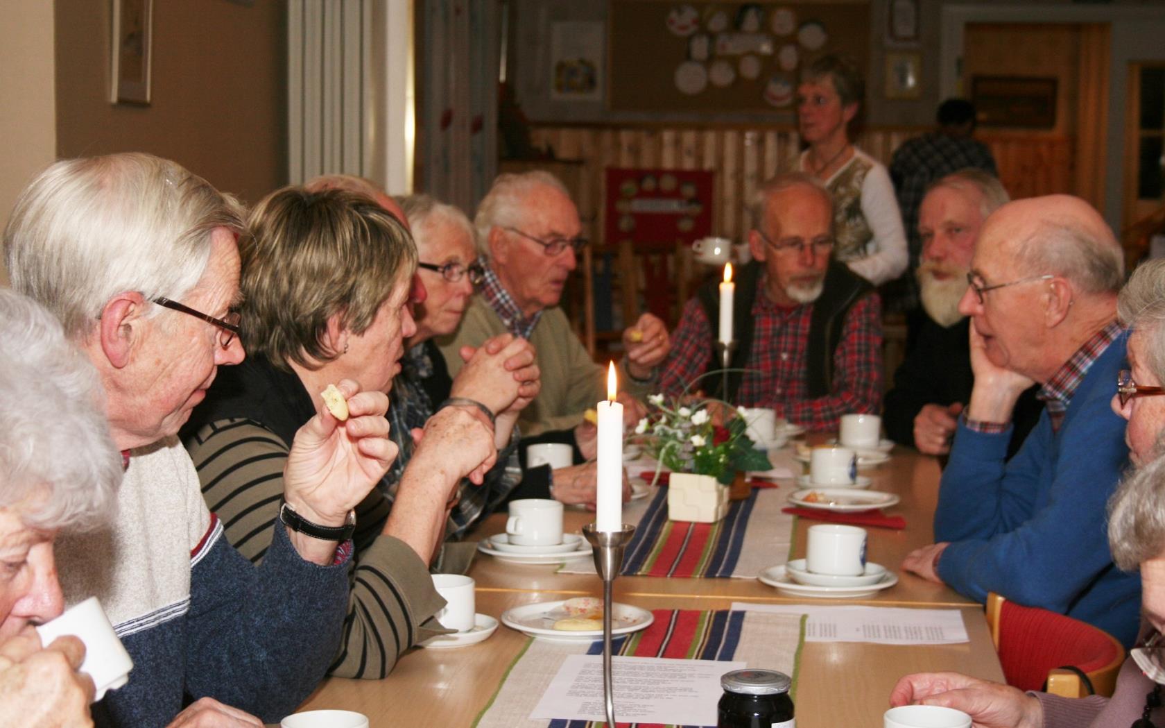 I församlingsaftnar träffas ofta grannar och andra kring ett internationellt engagemang.