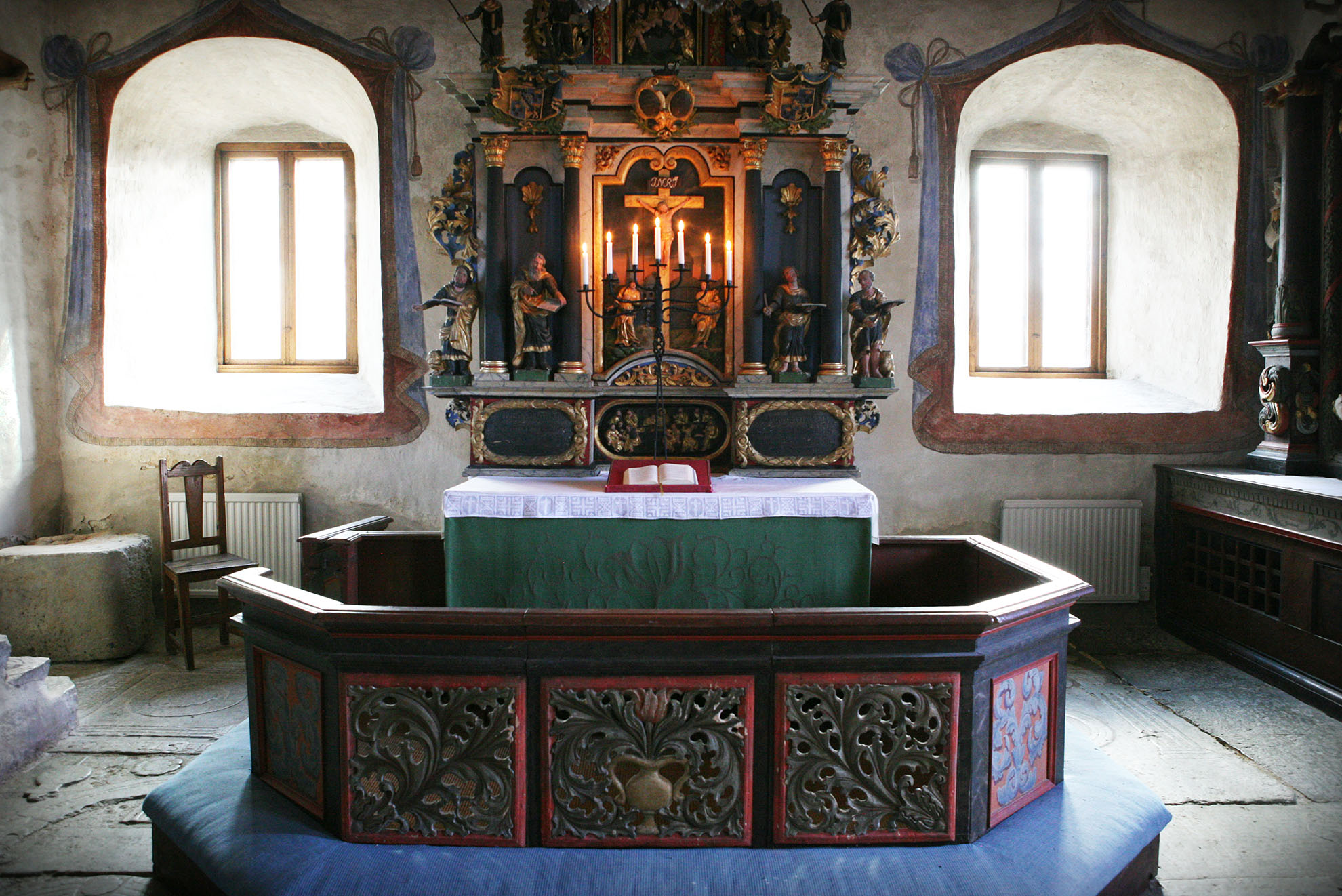 Altare i Västerplana kyrka.