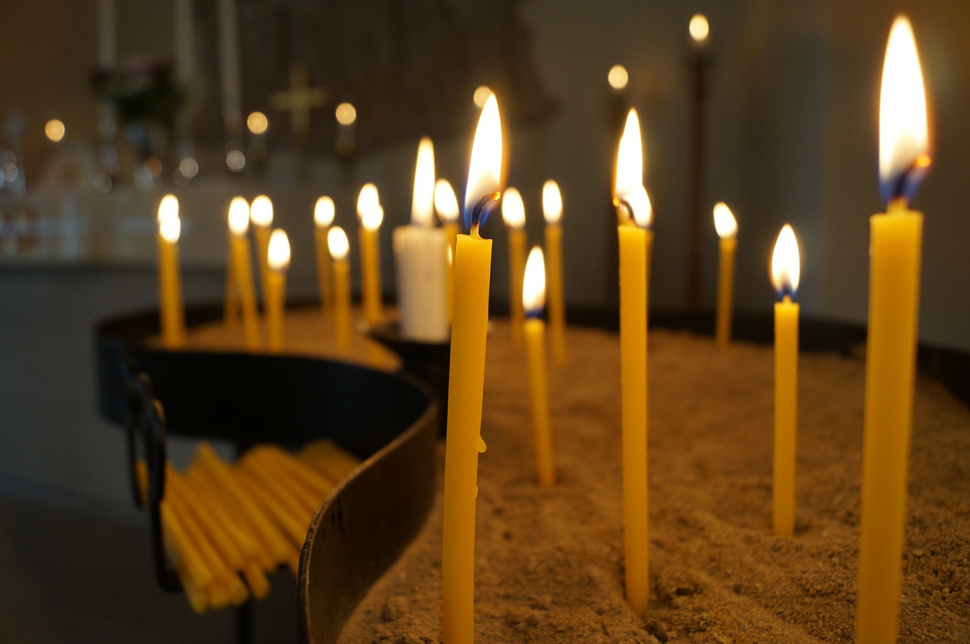 Ljus i ljusbärare i kyrka