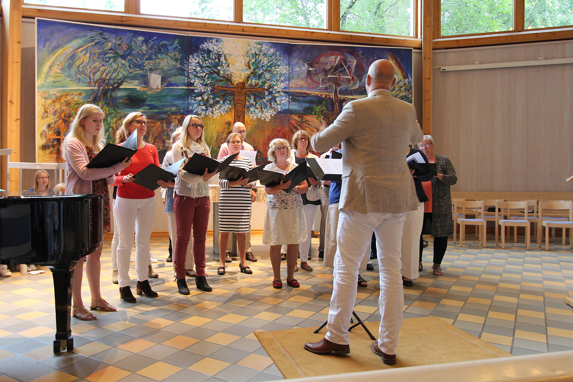 Bålsta kammarkör sjunger i Magdalenasalen under Kyrkcentrums 30-års jubileum