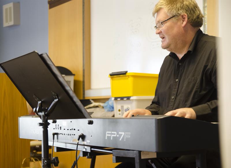 Organisten Mats Alexandersson spelar piano.