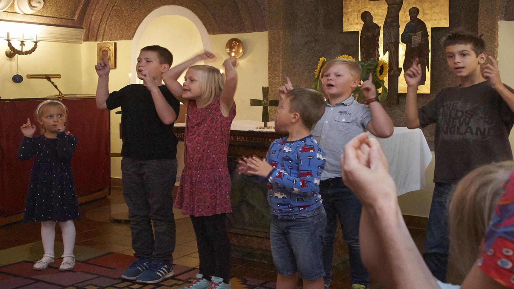 Barnkören uppträder i kyrkan på Gentzgasse Wien