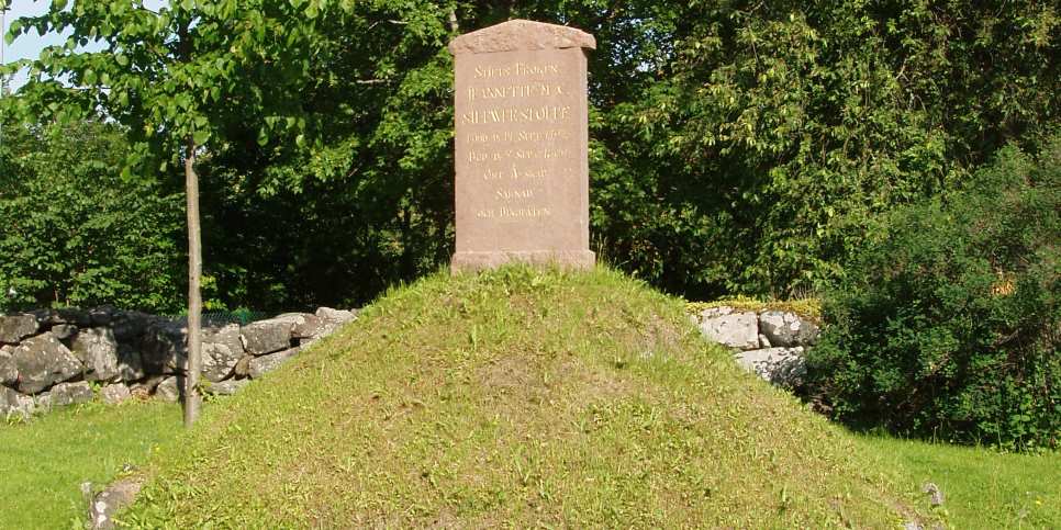Jeannette Maria Charlotta Silfverstolpes grav, en grav ovan jord, en liten kulle, och på den en minnessten. 
