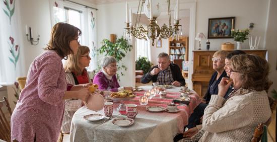 Människor runt kaffebordet