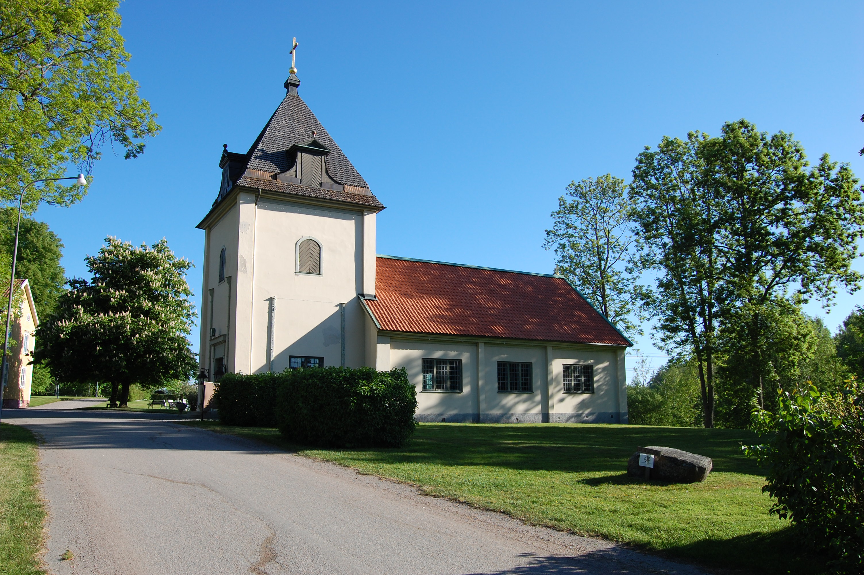 Birgittakyrkan omgiven av försommargrönska