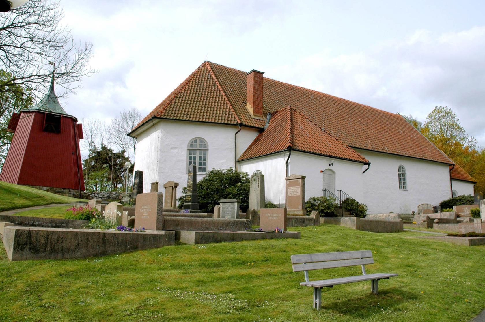 Björlanda kyrka med klockstapel.