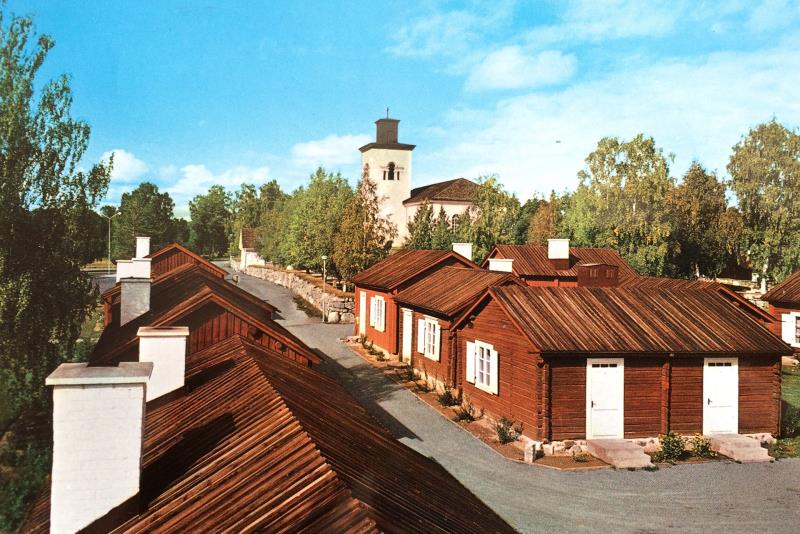 Gammal vykortsvy över Överluleå kyrka och kyrkstugorna.