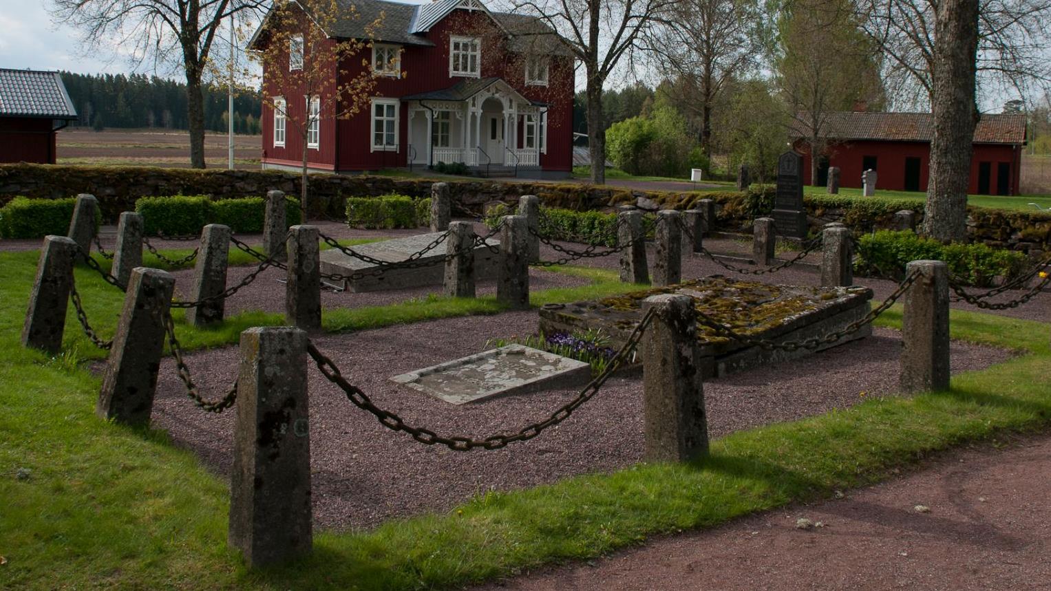 Äldsta graven på Grava kyrkogård tillhör den kända helbrägdagöraren Boltzius