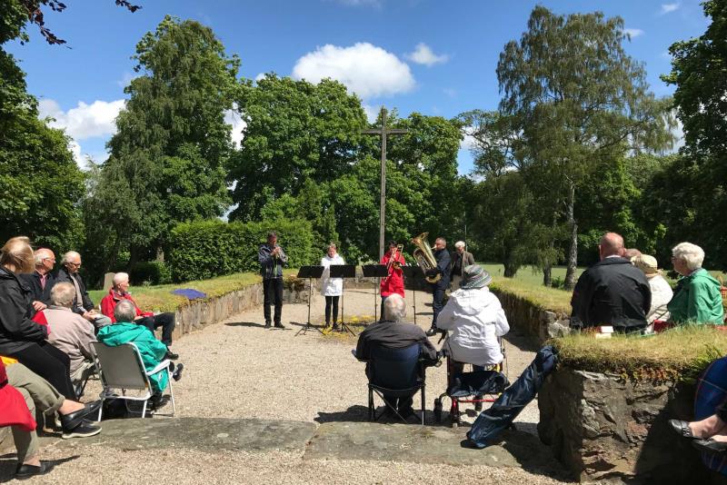 Friluftsgudstjänst med brassmusik på Bosarps gamla kyrkogård 170625