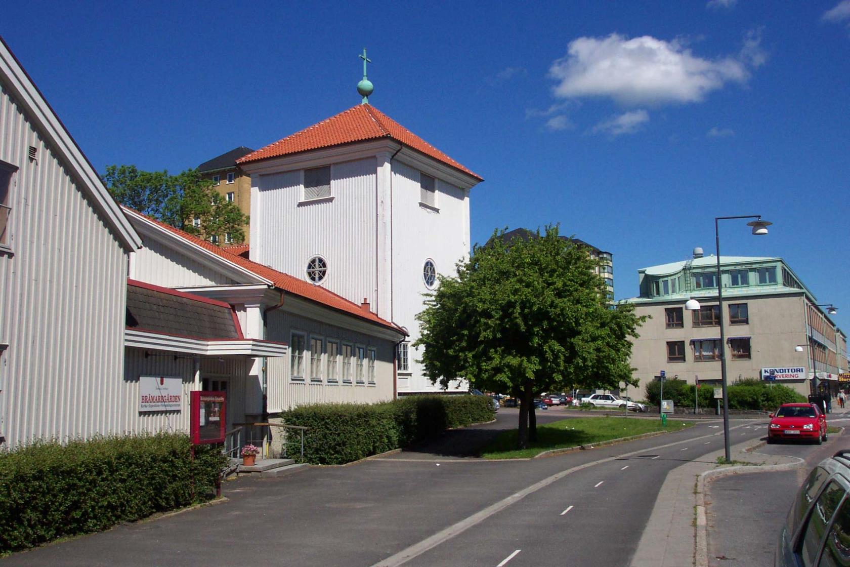 Brämaregårdens  kyrka och församlingshem.