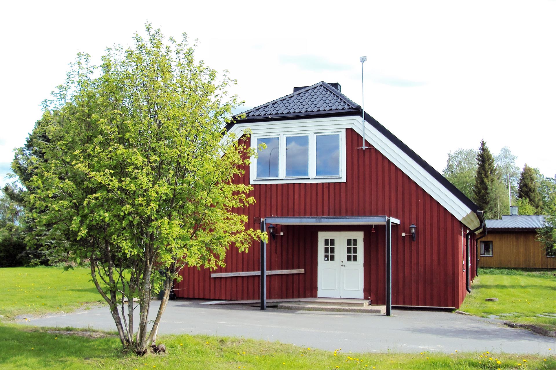 Bredåkers kyrka på sommaren.